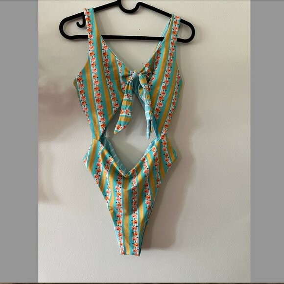 Zaful Reversible One-piece Swimsuit (high cut leg, retro prints) - Picture 3 of 9